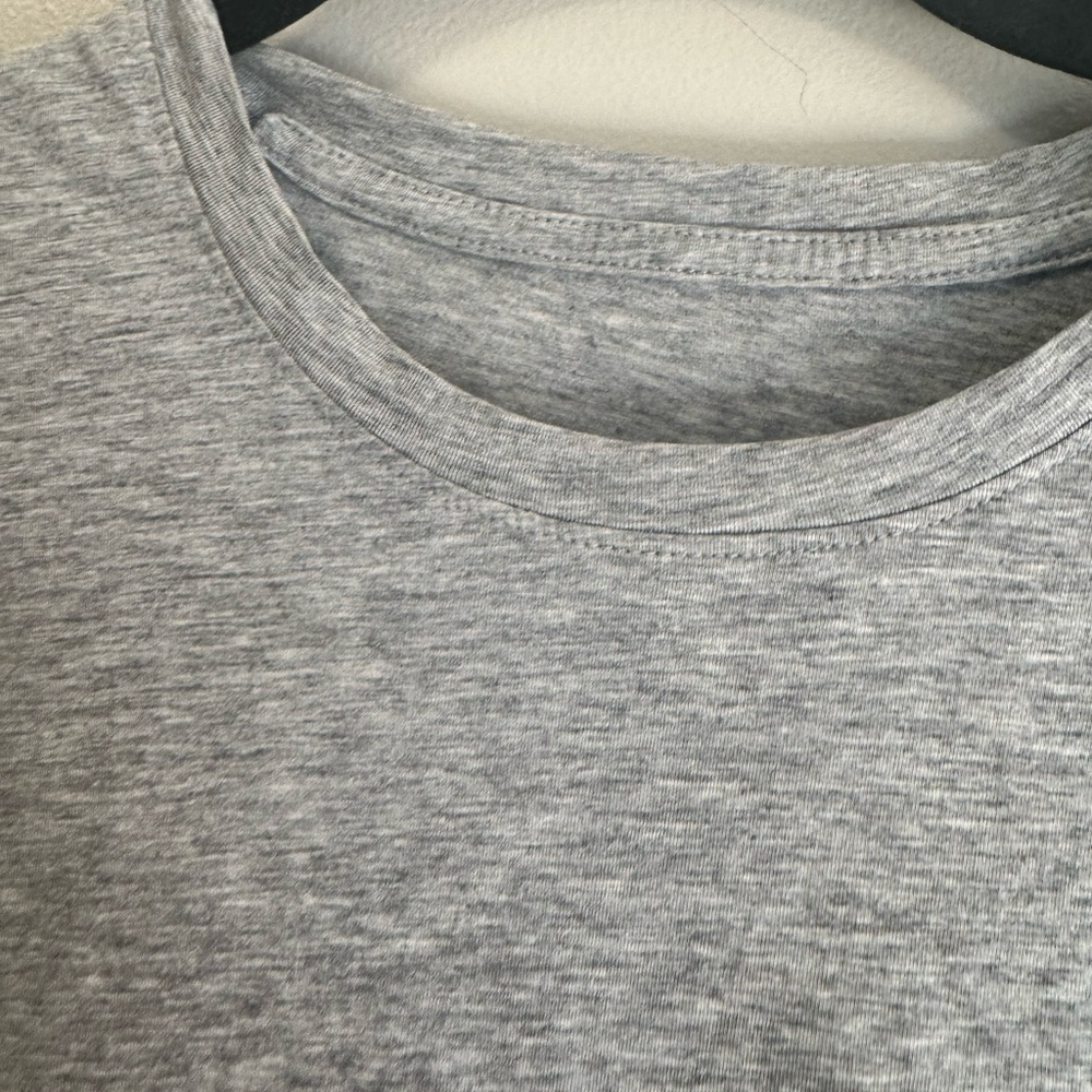Vuori Tee Women’s Heather Gray - Picture 5 of 5